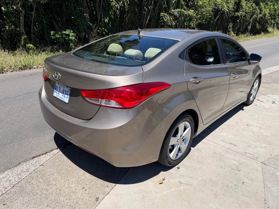 2013 Hyundai Elantra - foto 4