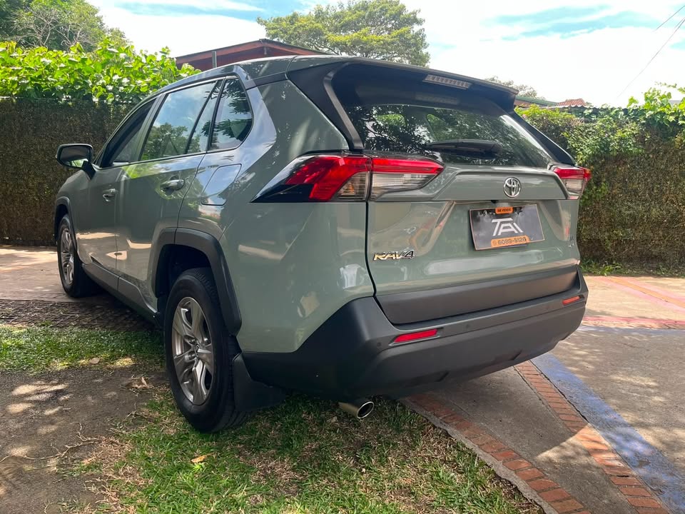 2025 Toyota RAV4 - foto 2