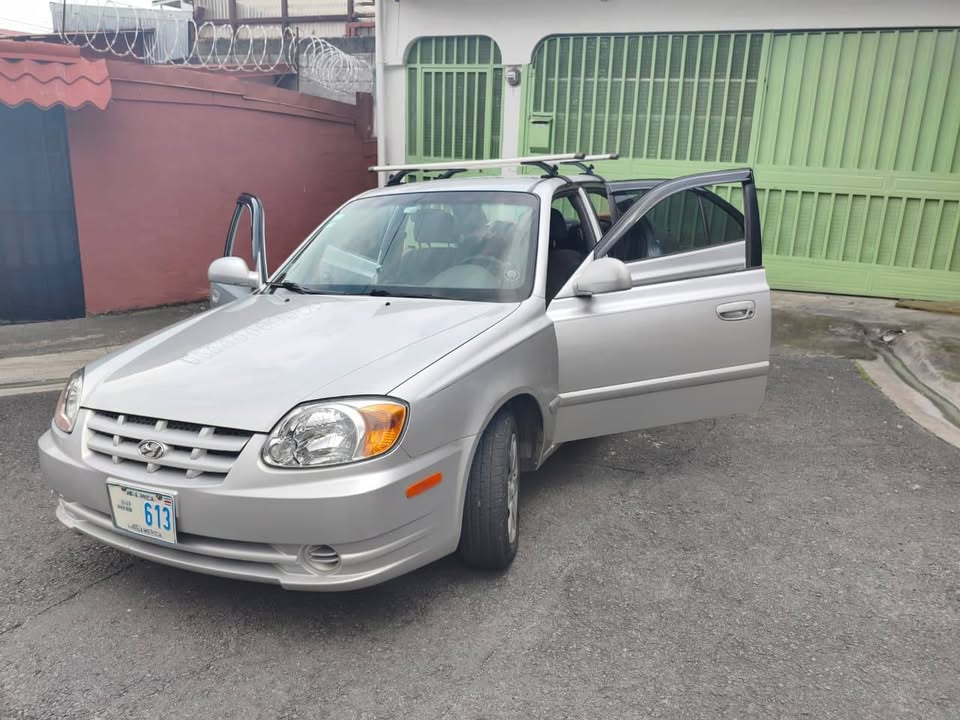 2003 Hyundai Accent - foto 2