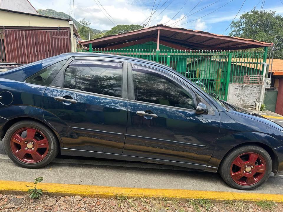 2003 Ford Focus - foto 2