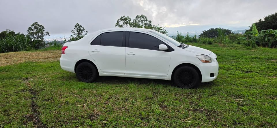 2012 Toyota Yaris - foto 2