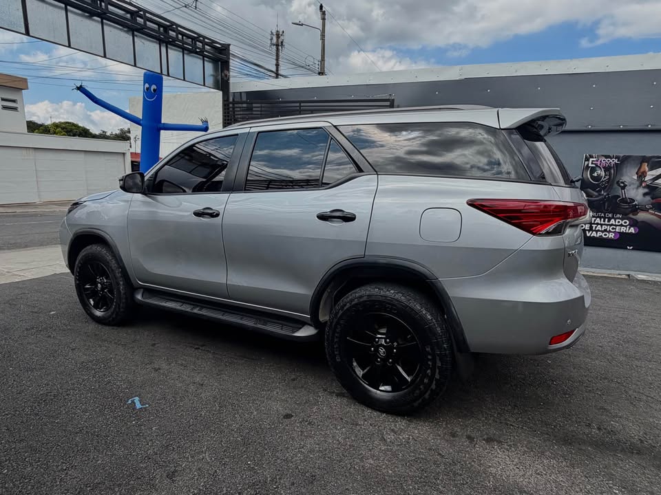 2024 Toyota Fortuner - foto 2