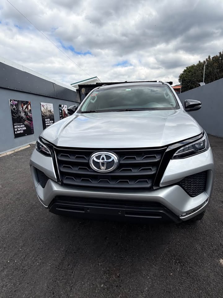 2024 Toyota Fortuner - foto 3