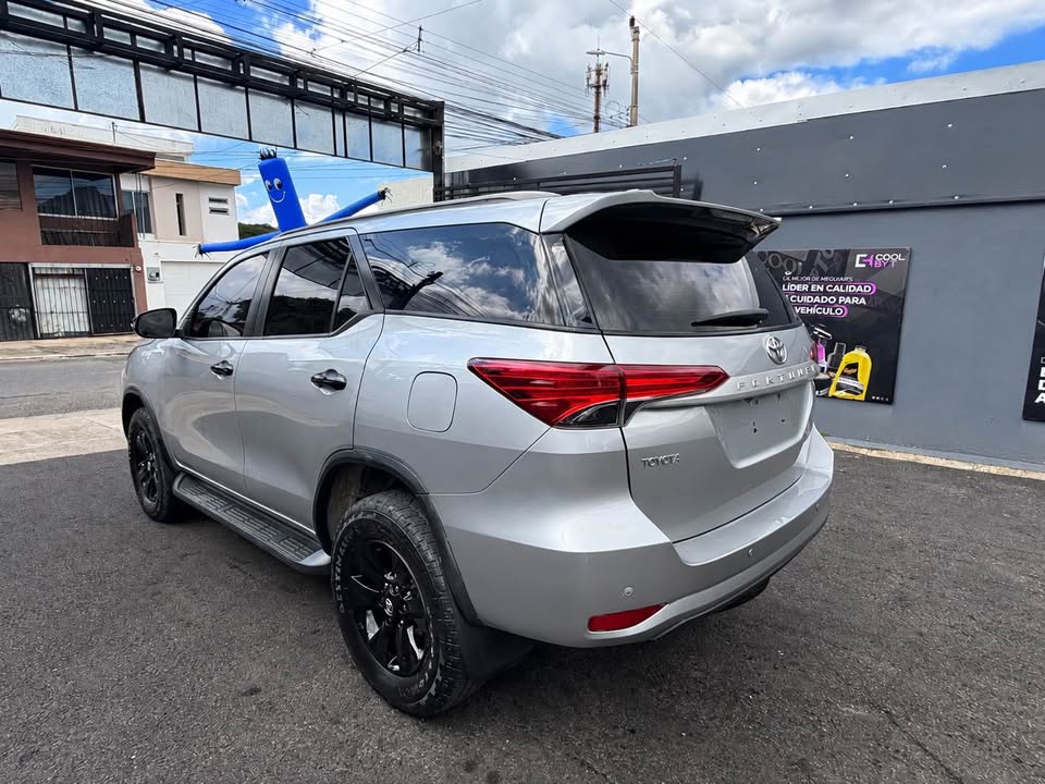 2024 Toyota Fortuner - foto 4